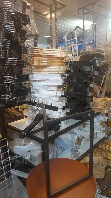 Rəf vitrinləri: Geyim asılqanları – geniş seçim - Materiallar: ağac, plastik, metal — 4