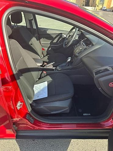 şuşa ramana: Ford Focus sedan, qırmızı rəng. - Kuzov: 4 qapılı sedan, aerodinamik — 4