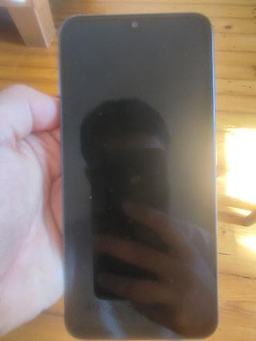 meizu 21 note: Xüsusiyyətlər: - Tam ekranlı ön panel, mərkəzdə ön kamera üçün kiçik — 1