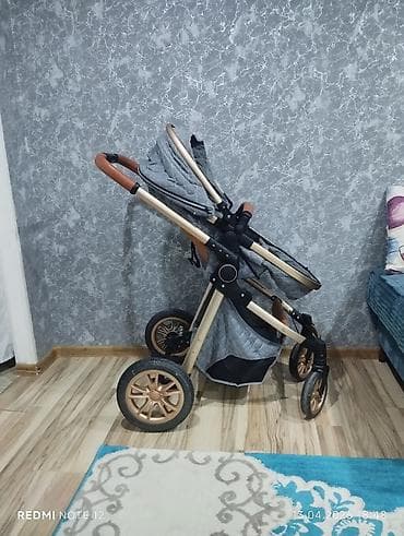 Детская коляска, раскладывается в люльку,к ней сумка и чехол