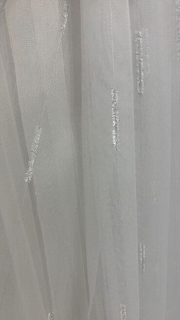 ağ tül perde: Zərif, ağ rəngli tül pərdə. Otağa incəlik və yüngüllük gətirir — 9