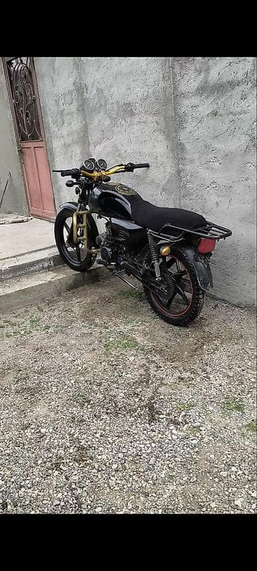 Kafe-racer üslubunda modifikasiya edilmiş şəhər/ənduro tipli