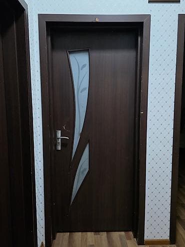 islenmis qapi pencere: Qapi sayi: 4 ədəd Daxili qapılar – tünd qəhvəyi rəngdə, şüşə dekorlu — 2