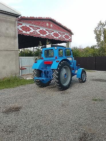 vaz 2107 abilsofka: Mavi rəngli təkərli kənd təsərrüfatı traktoru. Xüsusiyyətlər: - Ön və — 8
