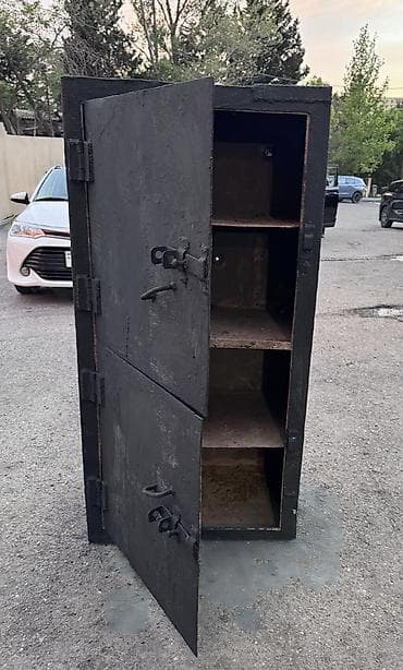 seyfi: Metall şkaf/kasa tipli sandıq - Material: qalın metaldan hazırlanmış — 1
