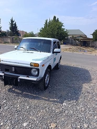 lifan kpr 250: VAZ Niva avtomobili təqdim olunur. Kuzov ağ rəngdədir və klassik 3 — 3