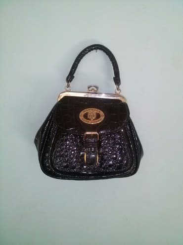 xari bulbul boyunbagi: Satilir Ikinci el islenmis Teze kimidir.
Qadin Çantasi.
Turk Mali — 3