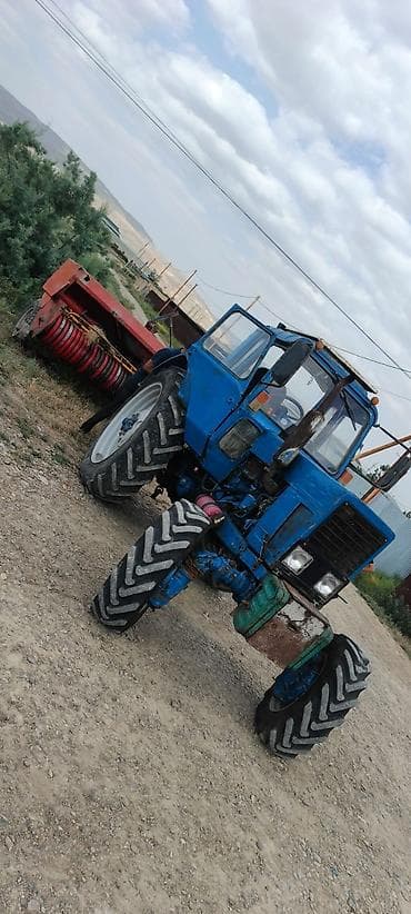 belarus traktor: Mavi traktor + pres yığan qoşqu - Güclü təkərli traktor, kabinli, ön — 4
