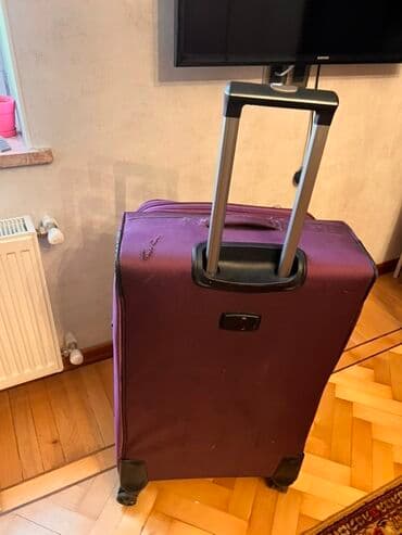 parca camadan: Böyük, bənövşəyi rəngli səyahət çantası. İçərisində əşyaları saxlamaq — 3