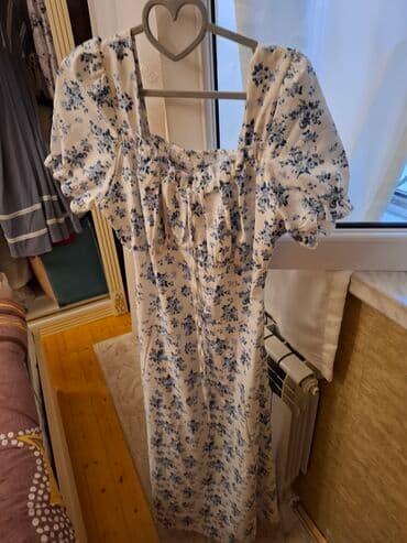 cicekli don: Ağ rəngdə, qara çiçək naxışlı, uzunqol qadın midi donu. Donun V — 11