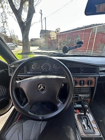 mercedes alan adam: Mercedes-Benz 190 (W201): 2 l | 1991 il Sedan — 6