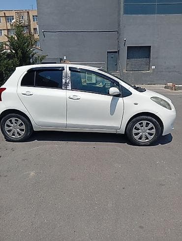 avto 444: Toyota Yaris hatchback (ağ rəng). Şəhər içi üçün sərfəli və rahat — 7