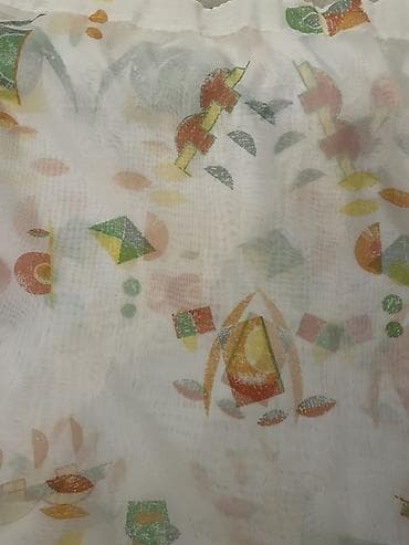 Fiqurlar: Tül pərdə – nazik, işıqkeçirən materialdan. Ağ fon üzərində rəngarəng — 2