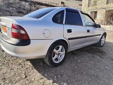Tavalar: Opel Vectra: 1.6 l | 1998 il 357433 km Sedan — 4