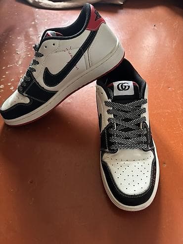 Səndəl və şəp-şüplər: Ağ-qara-qırmızı rənglərdə aşağı profilli idman ayaqqabısı. - Model — 4