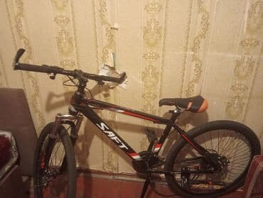 SAFT brendli dağ velosipedi - Çərçivə: yüngül alaşımlı, qara rəngdə