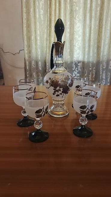 konfet bezekleri: Qara-qızılı naxışlı şüşə qrafin və 6 stəkan dəsti - Tərkibi: 1 ədəd — 1
