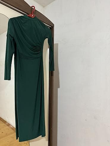 paltar don: - Qadın paltarları dəsti – 2 ədəd 1) Tünd yaşıl rəngli uzun paltar - — 1