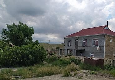 2 mərtəbəli fərdi yaşayış evi və həyətyanı sahə - Tikinti: Beton-blok