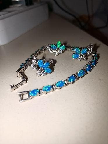 Toy paltarları və aksesuarları: Zərif və eleqant 925 əyar gümüş dəst. Təbii opal daşlarla işlənib — 2
