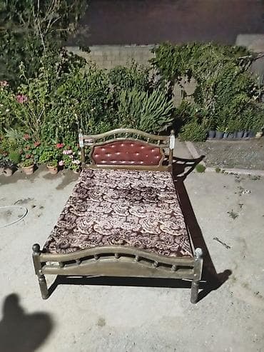 Taxta çarpayı, dekorativ başlıq və ayaqlıqla. - Material: massiv ağac