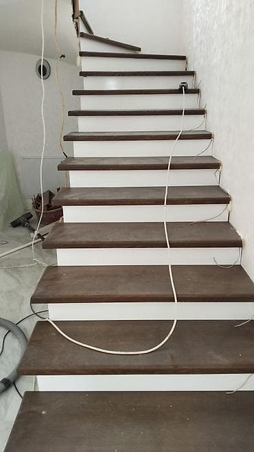 Ağ karkas üzərində tünd qəhvəyi ağac pilləkənlər - Material: küt ağac — 2