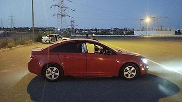 panel vurmaq: Chevrolet Cruze sedan – qırmızı rəng, 4 qapılı, ön ötürücülü. Gecə — 4