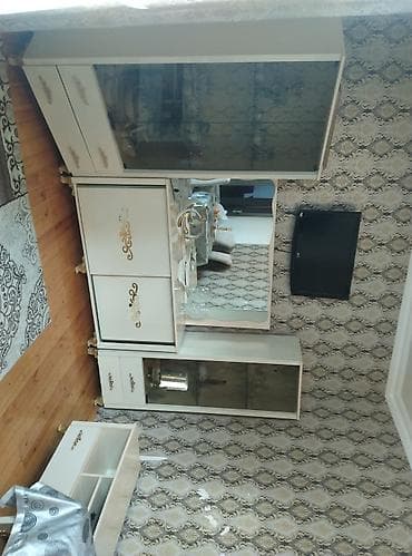 Qonaq otağı üçün klassik üslubda mebel dəsti Tərkibi: - 2 ədəd