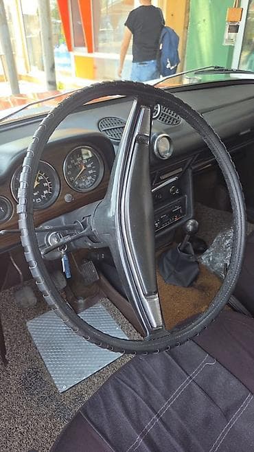 w210 oturacaqlar: Model: VAZ 2103 (klassik “Jiquli” sedan) Kuzov: 4 qapılı, narıncı rəng — 6