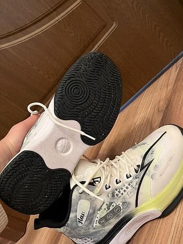 баскетбол: Basketbol ayaqqabısı – Model 7110 - Ölçü: EUR 44 (US 9.5, UK 8.5, CHN — 6