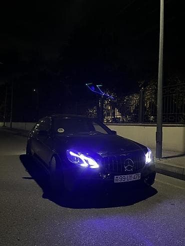 Mercedes-Benz : 3.5 l | 2010 il Sedan