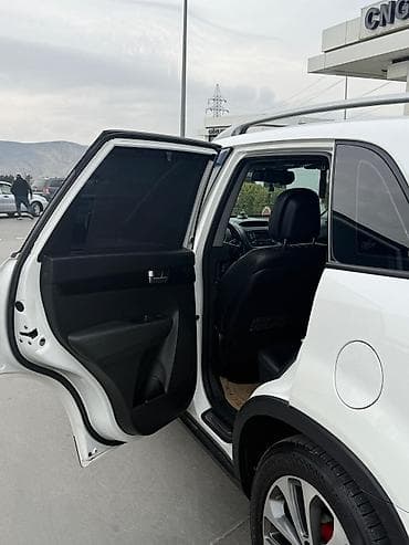 kia fara: Ağ rəngli şəhər-krossover/SUV Xarici: - Ağ kuzov, qara elementlərlə — 5