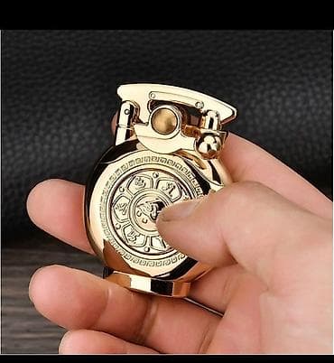 Şəxsi əşyalar: Qızılı rəngli korpusu və qəhvəyi dəri kəməri olan bu qol saatı həm də — 5