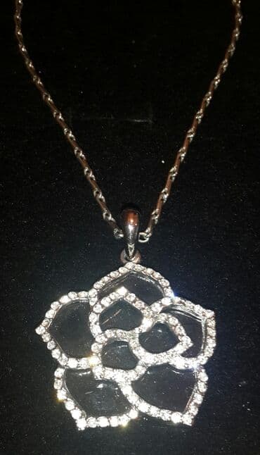 yuxuda yaxa sancağı görmək: Zərif çiçək formasında asması olan gümüşü rəngli boyunbağı. Asma — 2