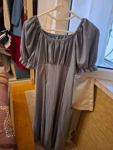 cicekli don: Ağ rəngdə, qara çiçək naxışlı, uzunqol qadın midi donu. Donun V — 4