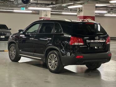 kreditle maşin: Qara rəngdə olan Kia Sorento avtomobilinin salonu. Sükan dəri örtüyə — 3