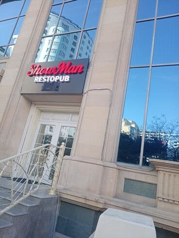 ShowMan Restopuba ofisiant xanım tələb olunur. Maaş 400azn +faiz