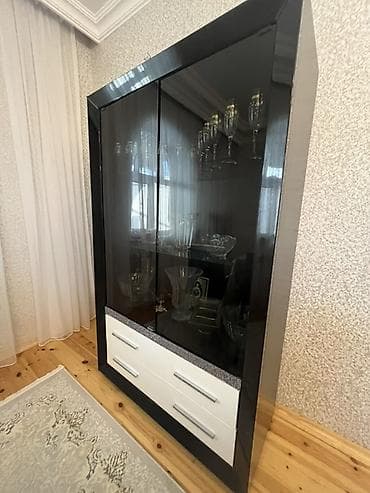 Оборудование для магазинов: Qara-şüşə vitrin dolabı - Material: parlaq qara korpus, ön hissəsi — 2
