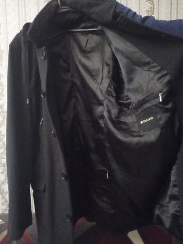 uzun palto: Kişi palto/plaş – qara rəng, kapüşonlu model. Ön hissə düyməlidir. İki — 1