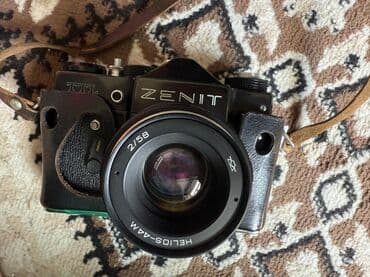 deri sumka: Zenit TTL fotoaparatı qara rəngdə təqdim olunur. Bu model, dəri — 5