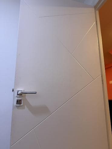 Ağ rəngli interyer qapısı – minimalistik dizayn 1 eded 100 azn.tecili