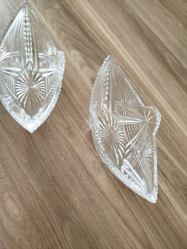 şüşə qab: 2si 35 manat Kəsimli naxışlarla bəzədilmiş şüşə/kristal qab - — 2