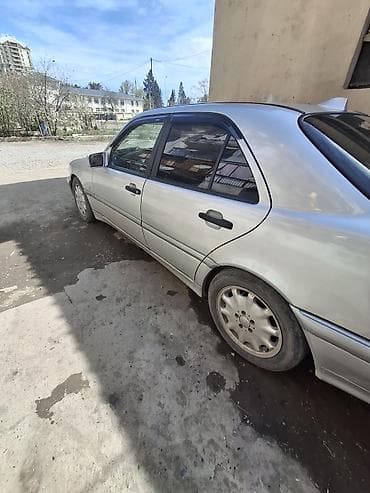 06 maşını: Mercedes-Benz 240: 2.4 l | 1997 il Sedan — 3