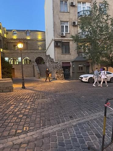 Гаражи: 2 otaqlı Xüsusiyyətlər: - İki ayrı otaq: biri düz tavanlı, digəri — 6