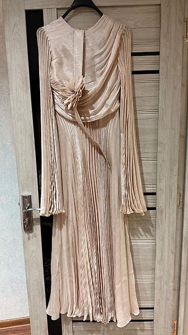 tezenis ves: Zərif, açıq bej rəngdə uzunqollu plissé don. - Parıltılı, axıcı — 1