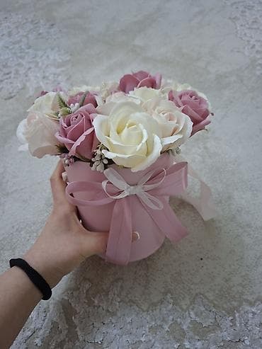 Yumşaq pastel tonlarında gül kompozisiyası – qız-gül qabda aranjıman