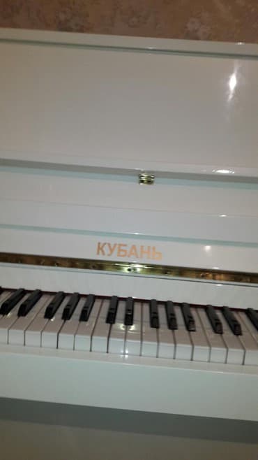 kuban qazı: Pianino КУБАНЬ Rusiya stehsalı olan Zəmanətli Ağ rəng. Cadırılma və — 2