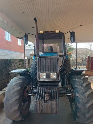 Belarus 1221 traktor - Güclü 6 silindrli dizel mühərrik (yanlardan