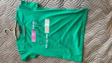 ağ qadın koftaları: Yaşıl rəngdə, qısaqol, üzərində yazıları olan qadın köynəyi. Gündəlik — 1