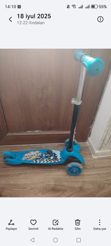 motor kasklari: Uşaq skuterı – 3 təkərli, mavi rəng. - Ön tərəfdə iki təkər, arxada — 1